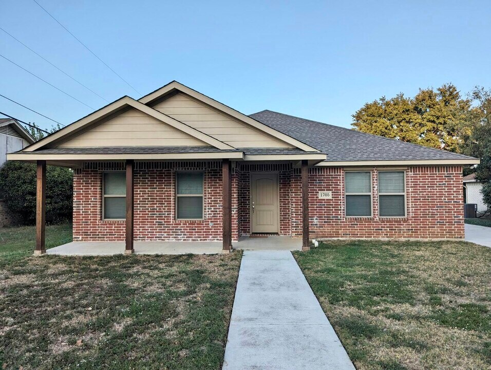 1705 Carverly Dr in Fort Worth, TX - Building Photo