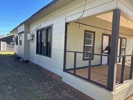 1313 1/2 Burnett St in Wichita Falls, TX - Building Photo