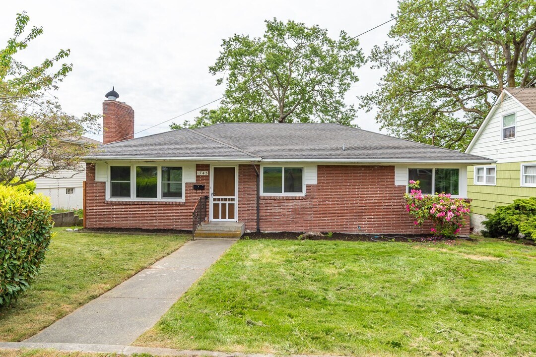 1745 SE 6th Ave in Oak Harbor, WA - Building Photo