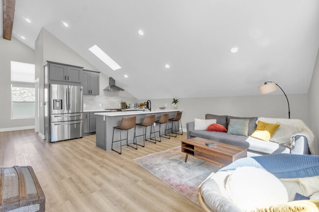 646 S Lincoln St, Unit 2, Unit 2