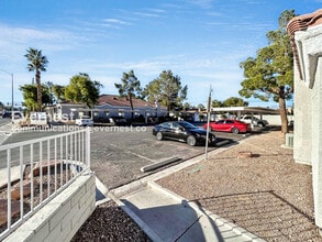 5922 W Vegas Dr in Las Vegas, NV - Foto de edificio - Building Photo