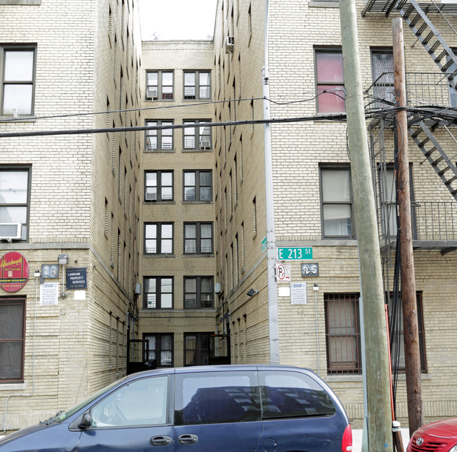 25 E 213th St in Bronx, NY - Foto de edificio - Building Photo