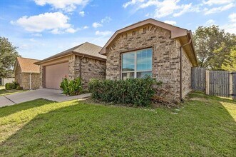 713 Oakmont Dr in Ennis, TX - Building Photo - Building Photo