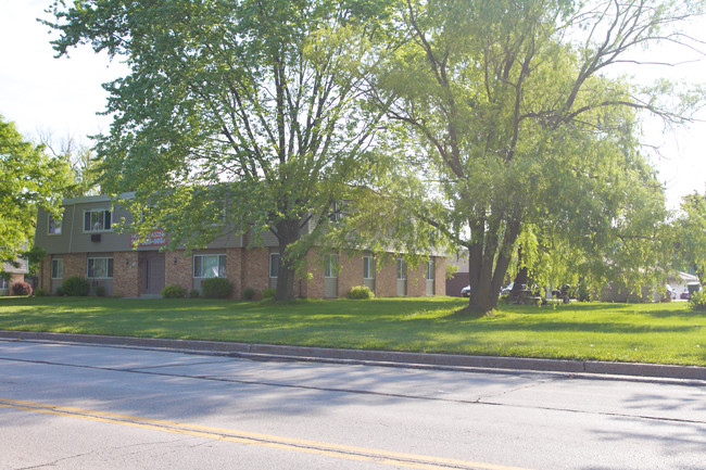 W1546 N11340 Pilgrim Rd in Germantown, WI - Foto de edificio - Building Photo