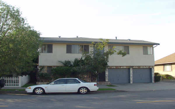 921 Cedar Ave in Long Beach, CA - Foto de edificio - Building Photo