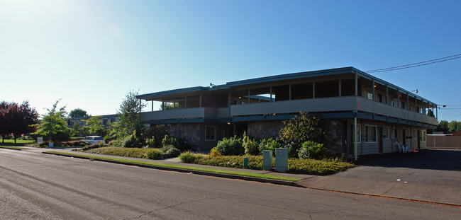 Mohawk Villa Apartments in Springfield, OR - Building Photo - Building Photo