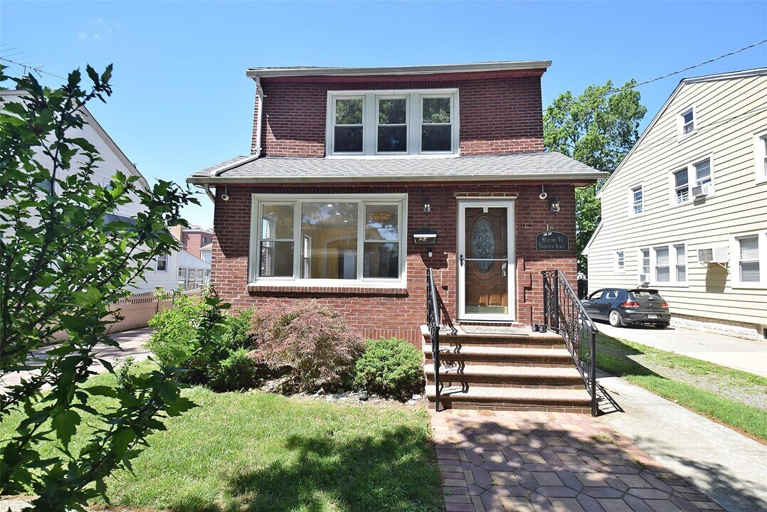 18 Brokaw Ave in Floral Park, NY - Building Photo