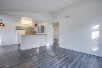 2696 Jennydiane Dr in Las Vegas, NV - Building Photo - Building Photo