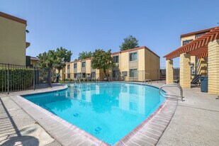 The Sandpiper Apartments in Sacramento, CA - Building Photo