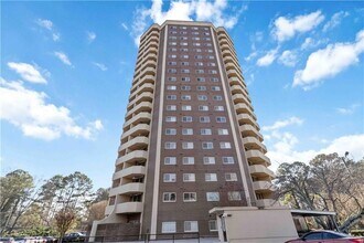 1501 Clairmont Rd in Decatur, GA - Foto de edificio - Building Photo