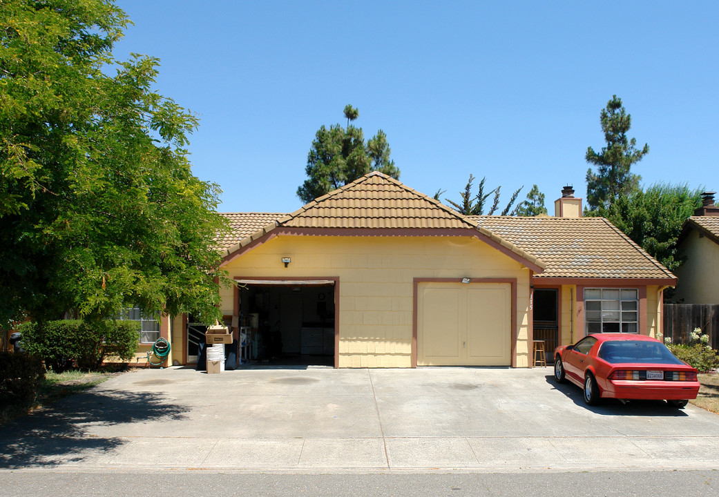 113-115 Bond Ave in Petaluma, CA - Building Photo