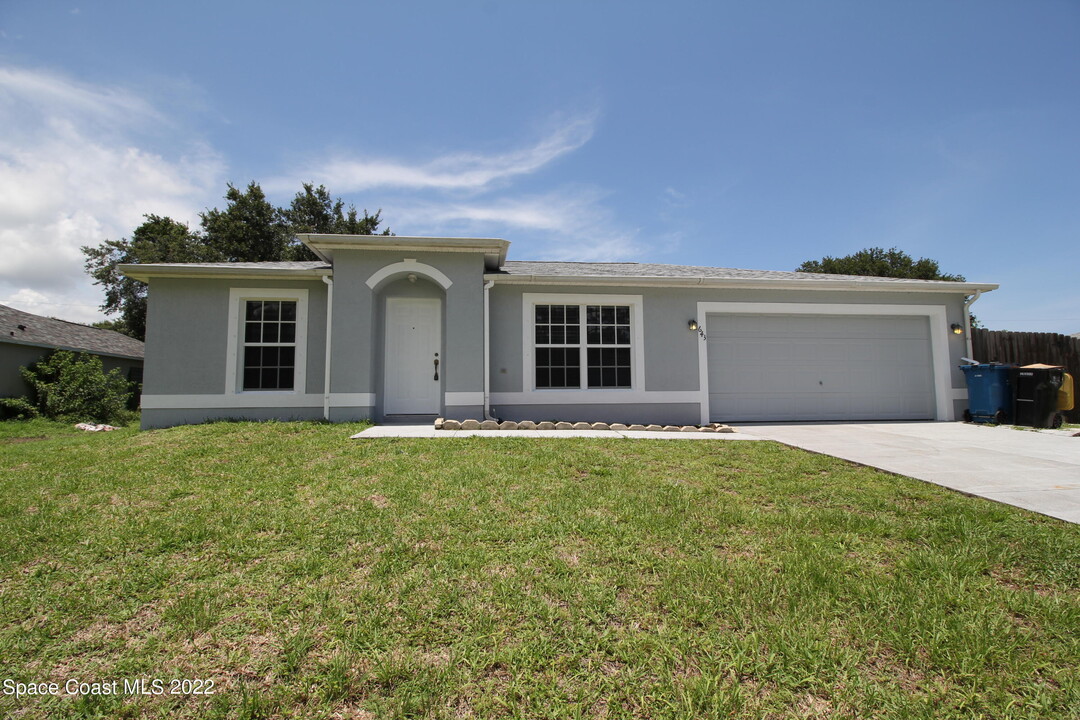 643 Antigua St NE in Palm Bay, FL - Building Photo