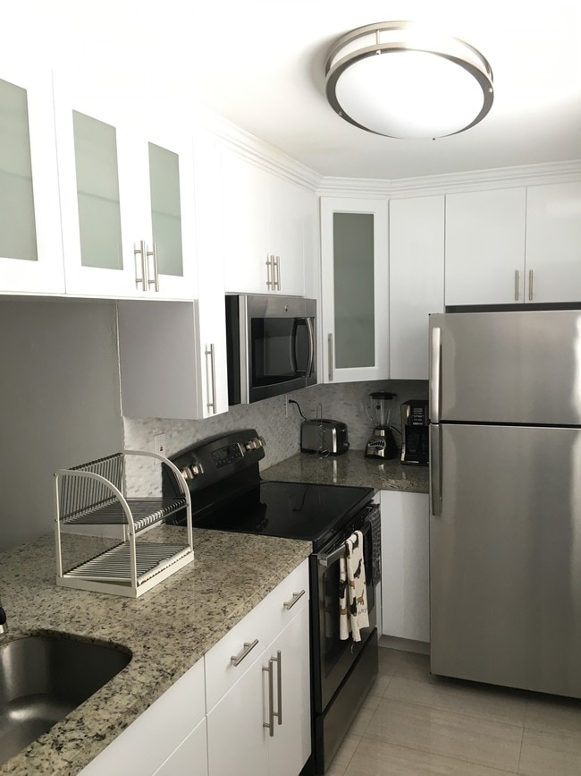 2011 Bay Dr in Miami Beach, FL - Building Photo - Building Photo