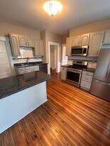 422 Trapelo Rd, Unit Floor 2 in Belmont, MA - Building Photo