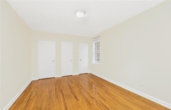 2102 Holland Ave in Bronx, NY - Foto de edificio - Building Photo