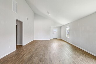 210 Seaholm Ln in Hutto, TX - Foto de edificio - Building Photo
