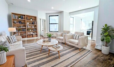 2802 Crescent St in Queens, NY - Building Photo - Building Photo
