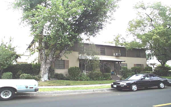 2300 Tulare Ave in Burbank, CA - Building Photo