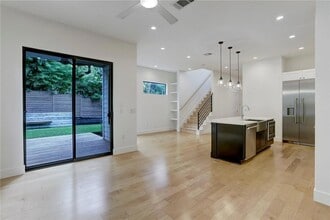 2711 S 5th St, Unit B in Austin, TX - Foto de edificio - Building Photo