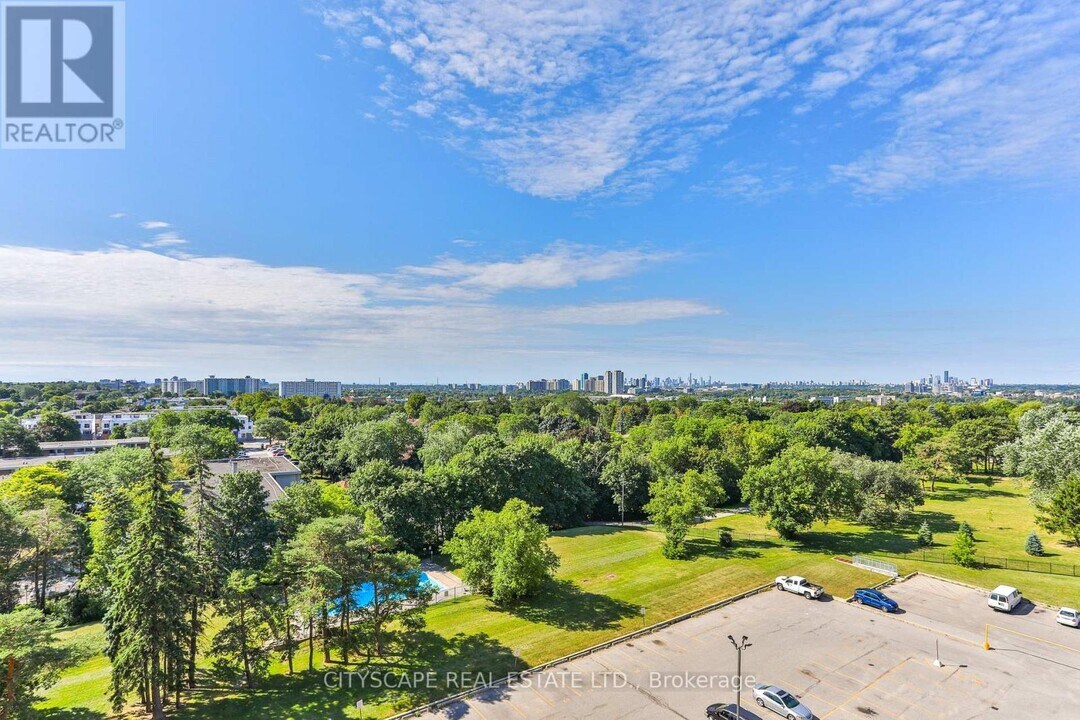 105 Rowena Dr in Toronto, ON - Building Photo