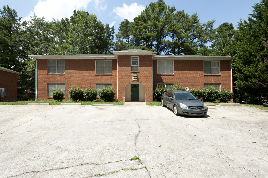 6684 Chupp Rd in Lithonia, GA - Building Photo