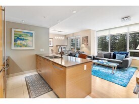 1473 Johnston Rd in White Rock, BC - Building Photo