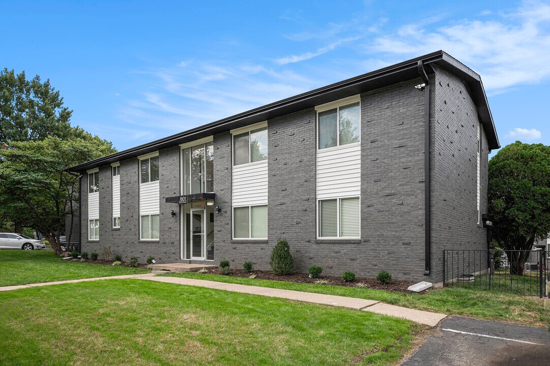 Royal Court Apartments in Overland Park, KS - Foto de edificio