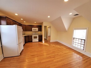 16 Hodges St in Mansfield, MA - Building Photo - Building Photo