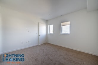 11405-11402 Chandler Blvd in Los Angeles, CA - Building Photo - Building Photo