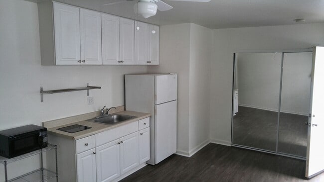 5042 W Point Loma Blvd, Unit 2 in San Diego, CA - Foto de edificio - Building Photo