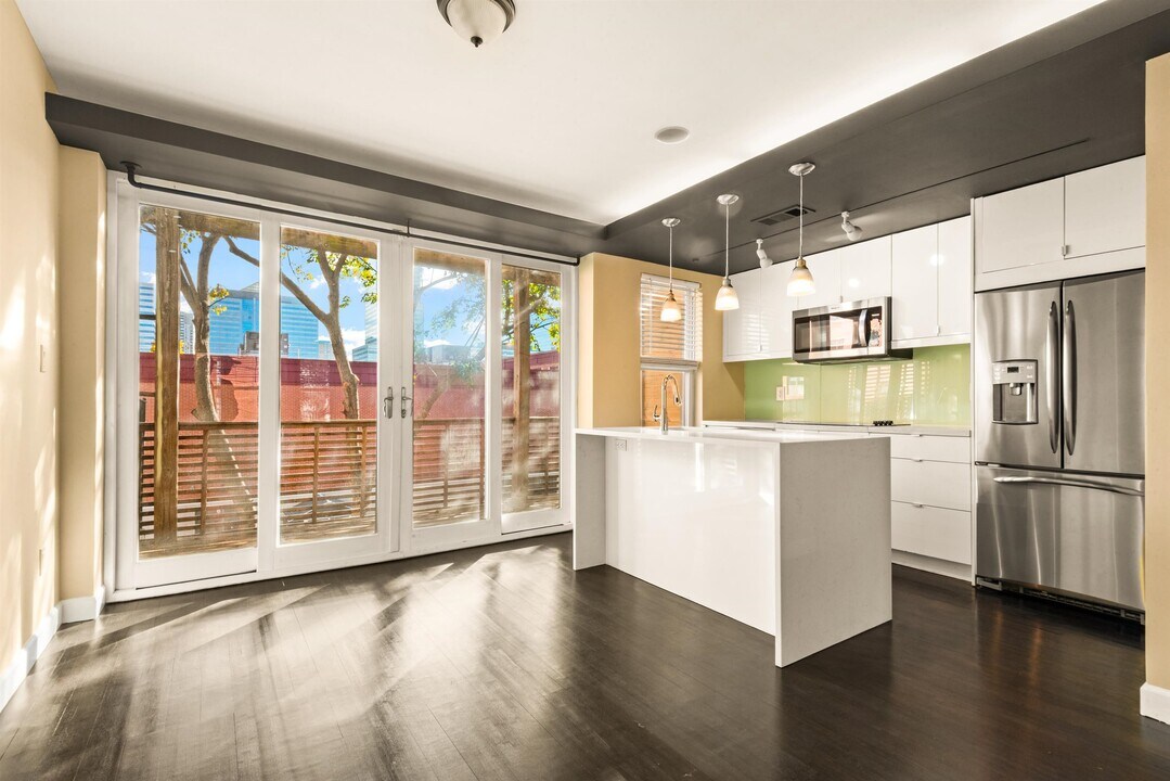 526 Manila Ave in Jersey City, NJ - Building Photo