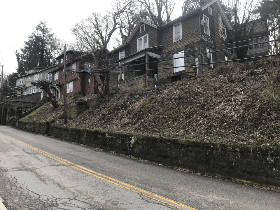 804 College Ave in Morgantown, WV - Building Photo