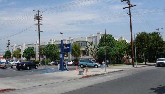 Sunset Gardens Courtyard in Canoga Park, CA - Building Photo - Building Photo