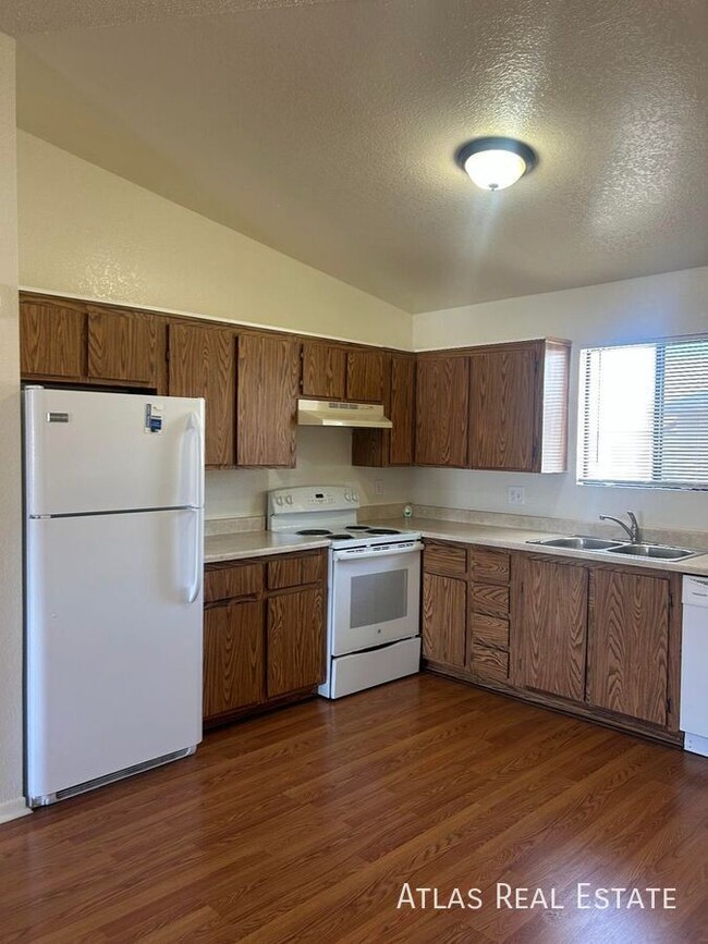property at 465 W Ivyglen St