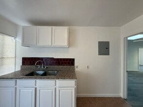977 N Hill St in Los Angeles, CA - Building Photo - Building Photo