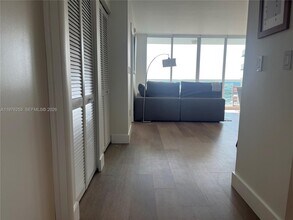 1800 N Bayshore Dr in Miami, FL - Building Photo - Building Photo