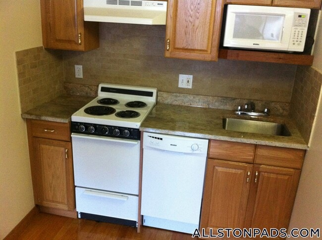 1110 Commonwealth Ave, Unit 305 in Boston, MA - Building Photo - Building Photo