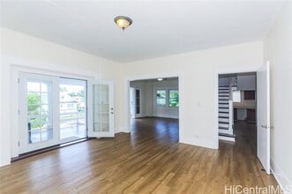 2451 E Manoa Rd in Honolulu, HI - Building Photo - Building Photo