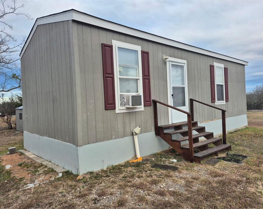 222 Shadow Oaks Dr in Elgin, TX - Building Photo