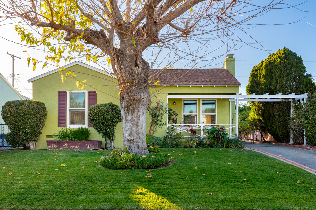 1925 N Valley St in Burbank, CA - Building Photo