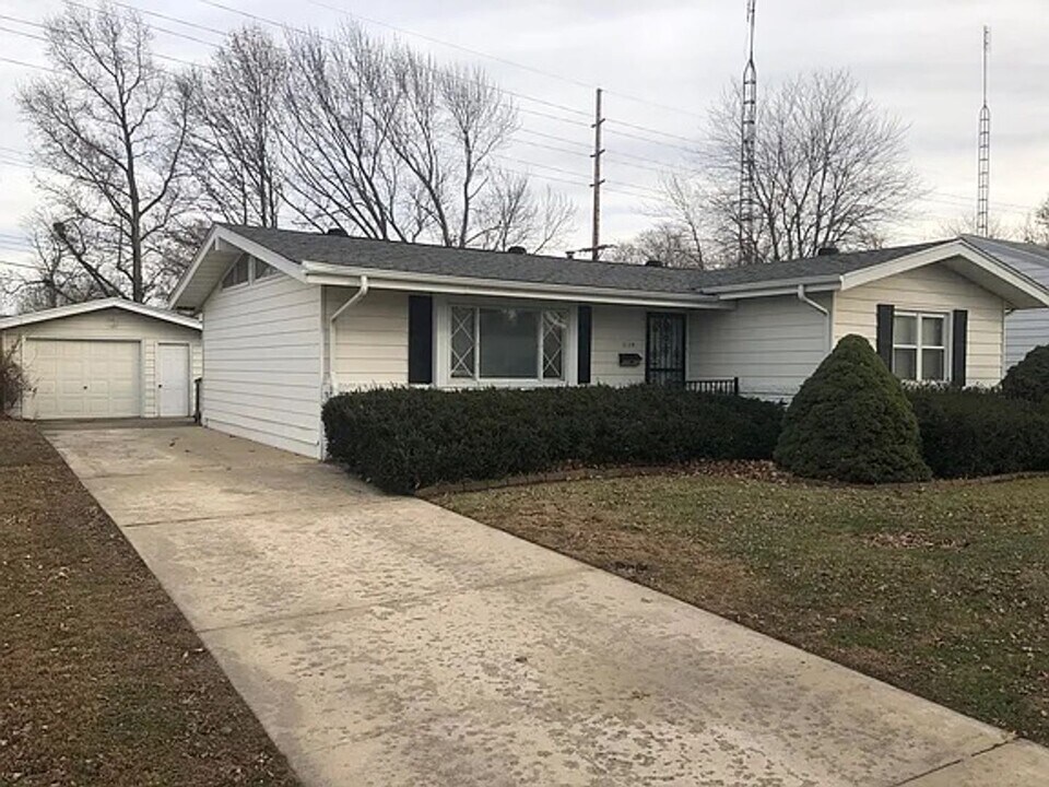 2128 Faringdon Rd in Springfield, IL - Building Photo