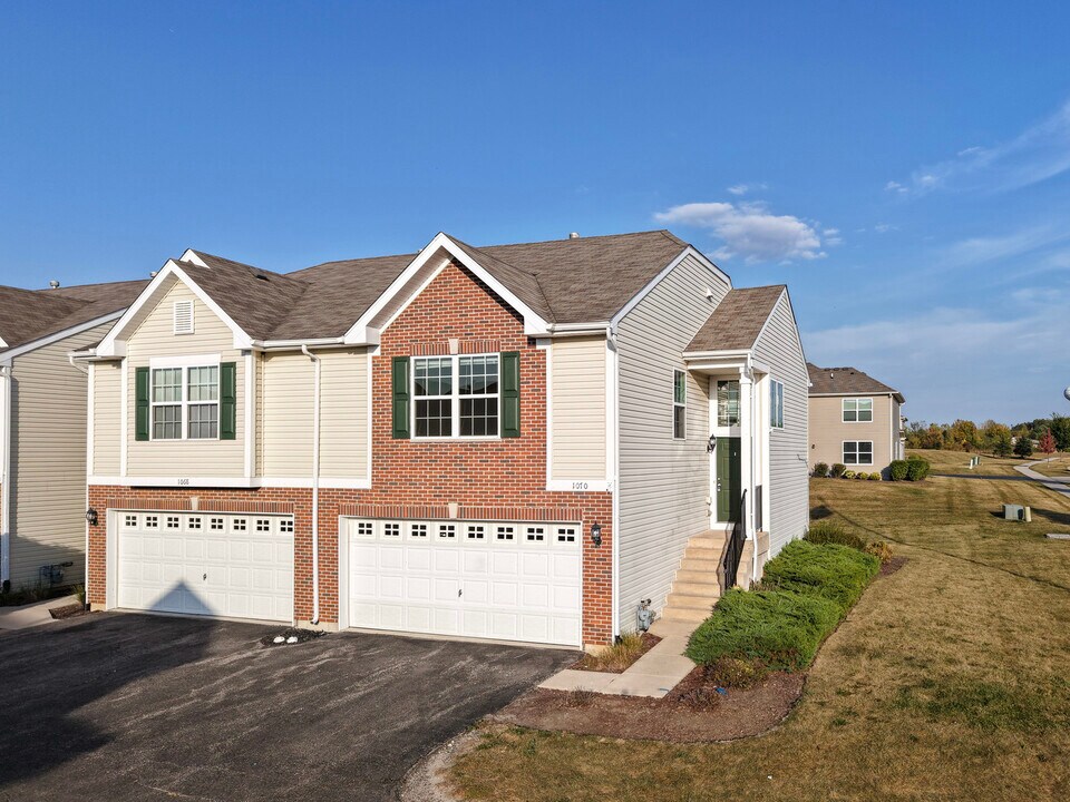 1070 Turin Dr in Hampshire, IL - Building Photo
