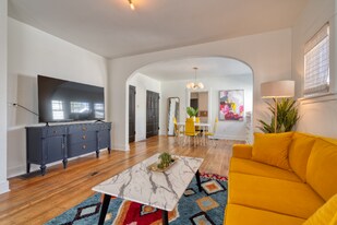 2215 SE Powell Blvd in Portland, OR - Building Photo