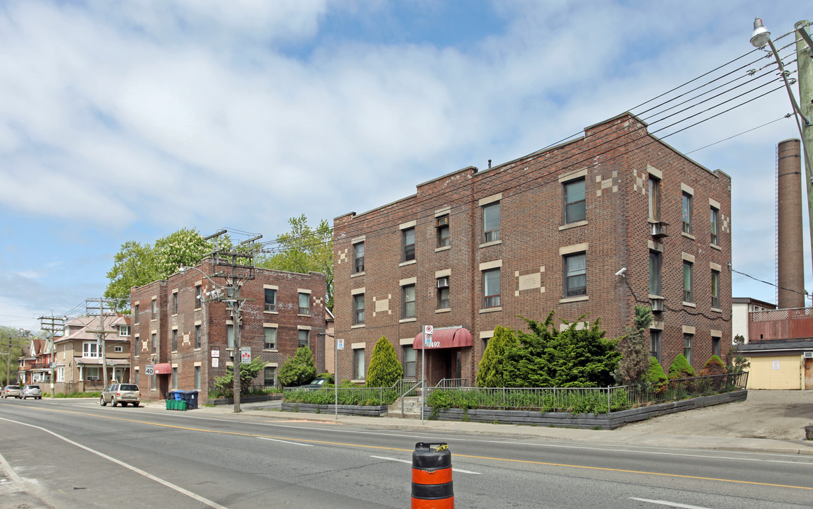 1492 Dundas St E in Toronto, ON - Building Photo