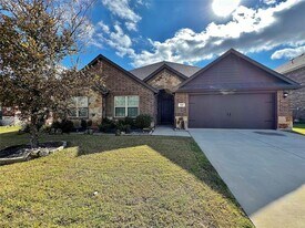 526 Clearlake Dr in Waxahachie, TX - Building Photo