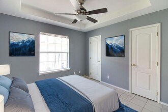 2405 Redbud Ave in McAllen, TX - Foto de edificio - Building Photo