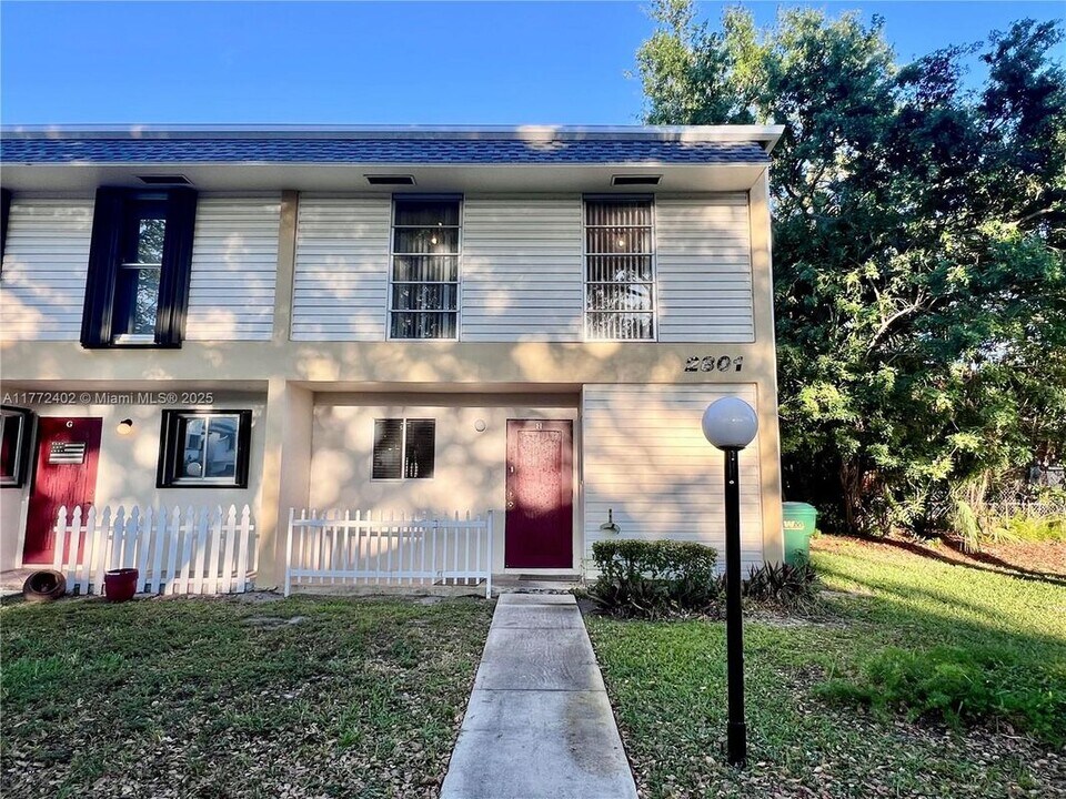 2801 N 34th Ave in Hollywood, FL - Building Photo