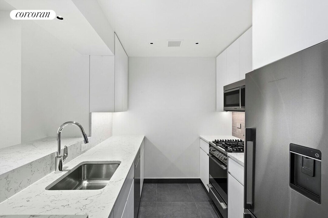 305 E 63rd St in New York, NY - Building Photo