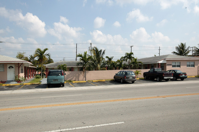 179 W 9th St in Hialeah, FL - Foto de edificio - Building Photo