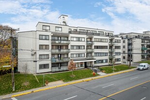 5745 De La Côte-Saint-Luc Ch Apartments